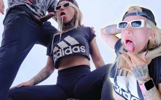 Üvey kız kardeş tatilde yarağımı emmek için plaja çıkıyorum