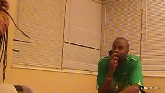 Çekici sarışın Kafkas kız sağlam siyah yarağına binerken şehvetli doğasını sergiliyor.