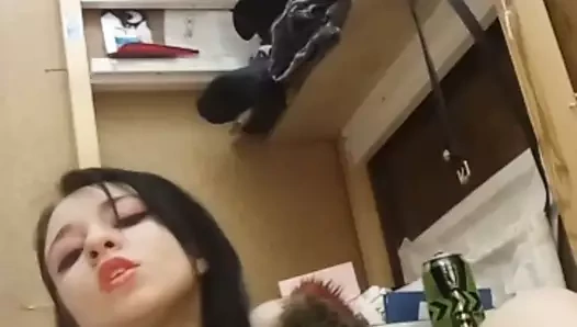 şehvetli bir orgazm ile siyah bir kürk manto nazik ev yapımı mastürbasyon