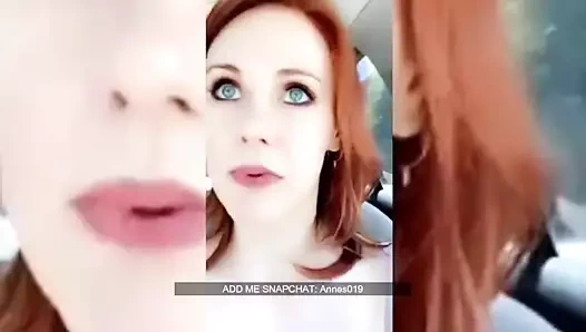 Sürtük milf masturbates ona klitoris süre sürüş