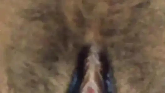 Hintli hizmetçi ev işlerini bitirdikten sonra efendisini memnun etmeye bayılıyor.