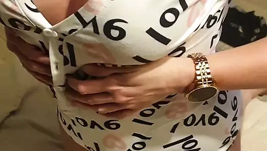 Page götünü ve göğüslerini siktiriyor