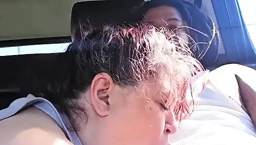 Halka açık döl yutuyor ve büyük zenci sağıyor