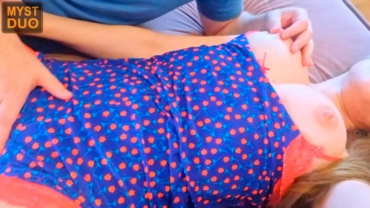 Boşalana kadar meme ucuyla oynuyor