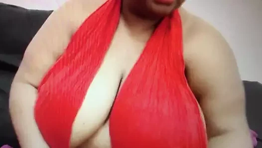 Büyük Afrikalı meme giyiniyor