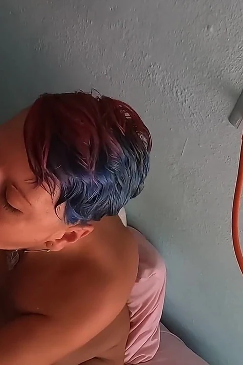 Прекрати смотреть телевизор, я хочу кончить тебе в рот