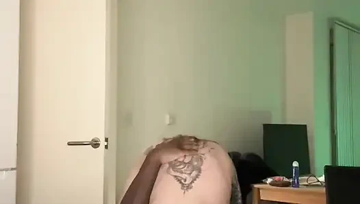 Canavar büyük zenci yarağı ile gece geç saatlerde sikiş