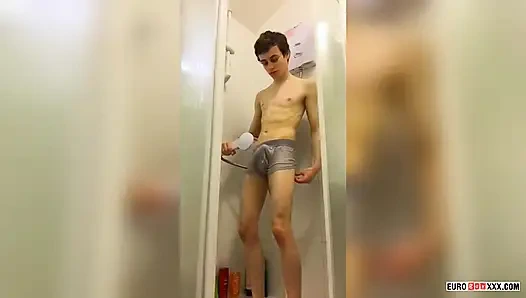 Büyük ıslak sünnetsiz twink yarak!