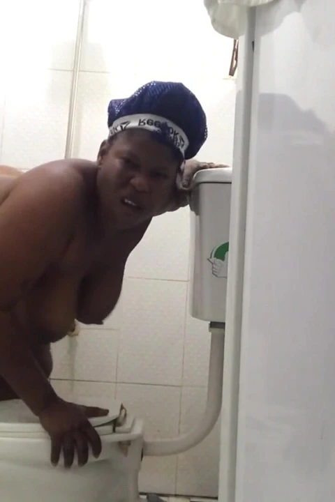 Evli iri güzel kadın onu duşta sikmek için eve gitti