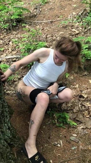 ormanda işeyen kız arkadaşı