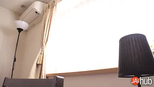 Возбужденная Ai Uehara изменяет своему мужу со своим лучшим другом