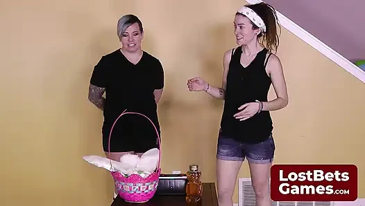 Striptiz dondurma oyunu kaybeden cömertçe bal kaplı