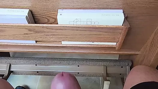 Halka açık masterbation yarak halkası takan mor büyük başlı yarakla mastürbasyon yapıyor.