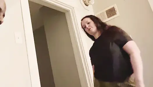 Üvey oğlunun ıslak arkadaşını sikiyor