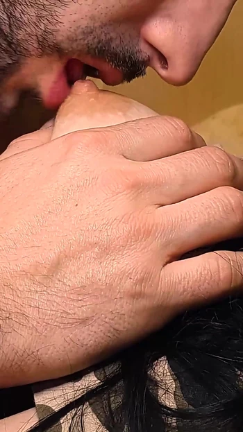 Эмоциональный момент от "игры с сосками до оргазма с жесткой тряской - UnlimitedOrgasm"