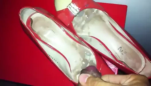 Komşunun kırmızı topuklu ayakkabılarına boşalan