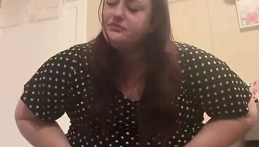 Pawg iri güzel kadın her şeyi saatlerce tuttuğu için tuvaleti tıkar: bir sürü osuruk ve tuvaleti veya yarasayı kullanarak sesi