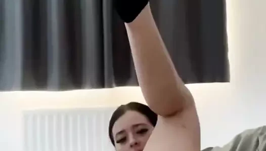 Üniversiteli sürtük tek başına mastürbasyon yapıyor