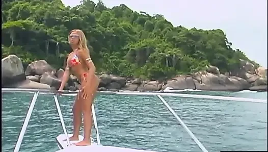 Büyük memeli sarışın dövmeli kaslı adam tarafından teknede sert sikiliyor