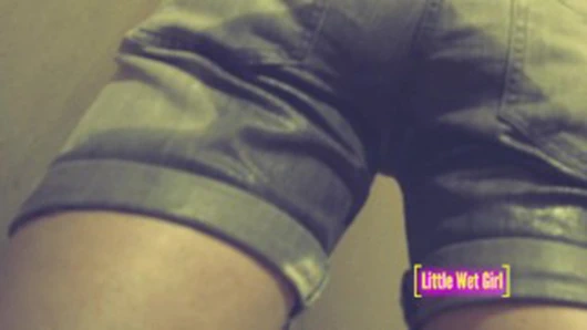 Merdivenlerde şort ve külot içinde çaresiz işeme