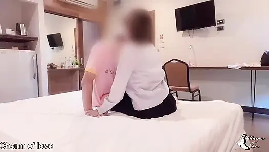 Tayland'da bir otelde güzel bir kadın ve genç bir adam.