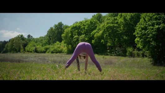 Yoldan geçenlerin önünde kendimi parmaklıyorum ve bir koşucu beni sikiyor ve büyük bir yüze boşalma veriyor