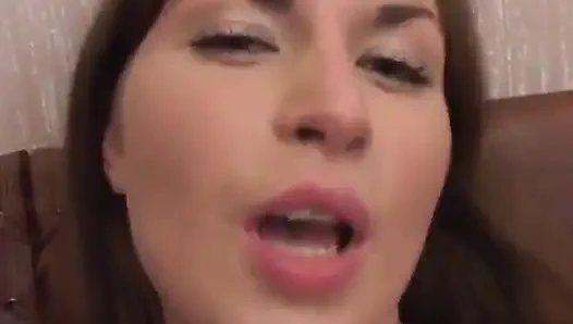 Sarah kendisiyle oynuyor