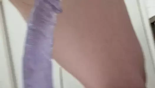 Islak amcığım oyuncağıma biniyor