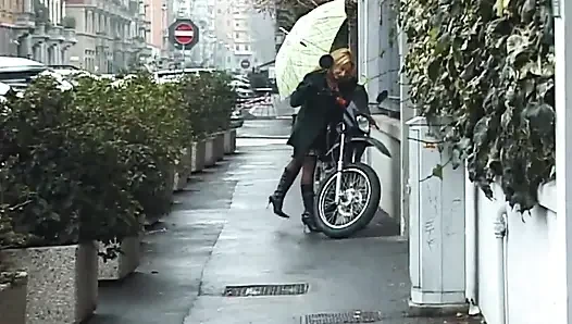 Büyük memeli kıllı amcık dildoya bayılıyor