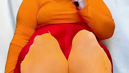 Gizemli büyük ayaklı iri güzel kadın Velvet Velma'nın mastürbasyon talimatları