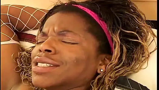 Sarışın zenci kadın kıllı amını şımartıyor ve büyük yaraklı siyah bir adam tarafından pompalanıyor