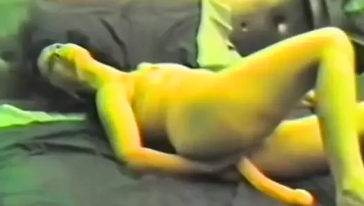 Azgın bir esmer iki dildoyla mastürbasyon yapıyor