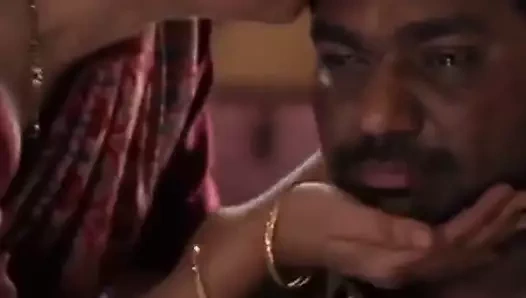 Hintli ekspresör sahnede