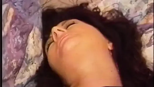 Kaslı adam ve seksi orta yaşlı seksi kadın amcık yalıyor