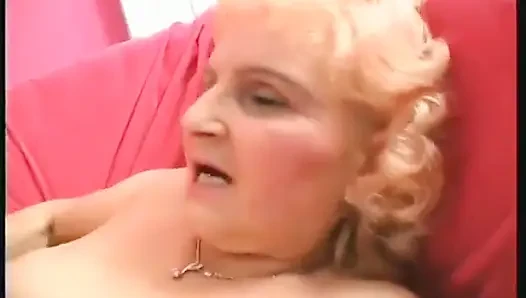 Birkaç dişli nine yarak üzerinde ağzı tıkanıyor