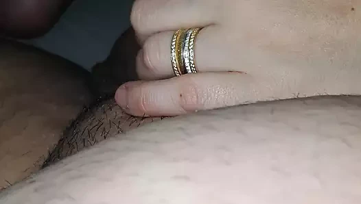 Yaramaz üvey annenin eli üvey oğlunun yarağına kartal gibi kayıyor