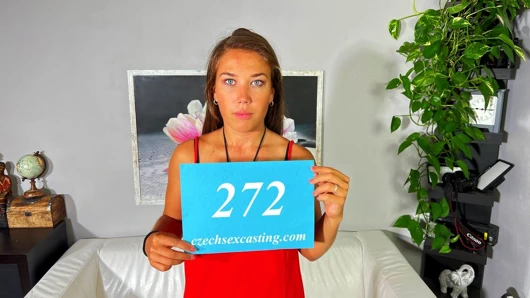 Seksi bayan bir dökümde kıvrımlarını gösteriyor