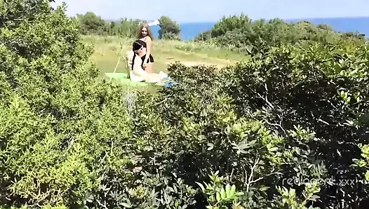 Sasha Rose ve Daniella Margot ateşli açık havada lezbiyen eylemi