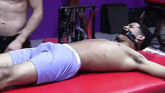 Kaslı sporcu John Wolfboy bağlı itaatkar Jay Ru'ya işkence ediyor