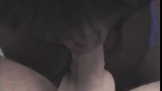 Siyah güzellik bu büyük beyaz yarağı ağzına alıyor