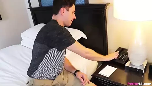 Bir genç adam sikme bir seksi Asya bebek