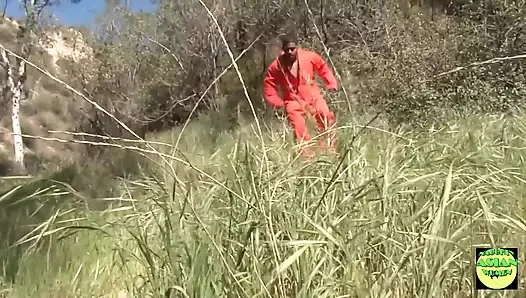 Kaçak bir mahkum orta yaşlı seksi kadının evine giriyor ve onu büyük zenci yarağıyla sikiyor