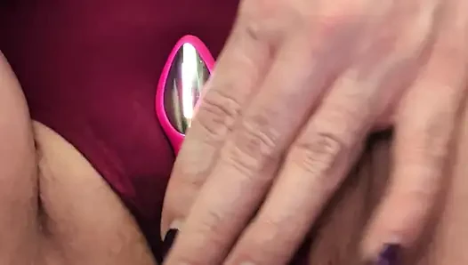 Genç erkek avcısı orta yaşlı seksi kadın lush mini kullanarak külotunu sırılsıklam ediyor