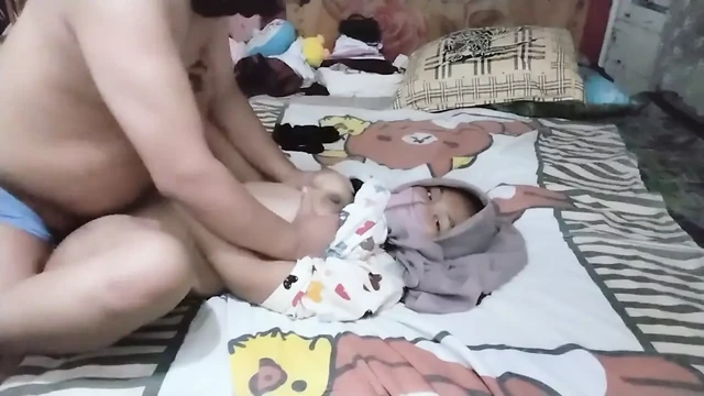 Вирджил, сводная сестра, которая пытается заставить своего сводного брата заботиться о ней.