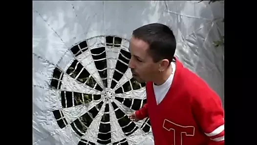 Sert bir amigo kız için zorlu bir muamele