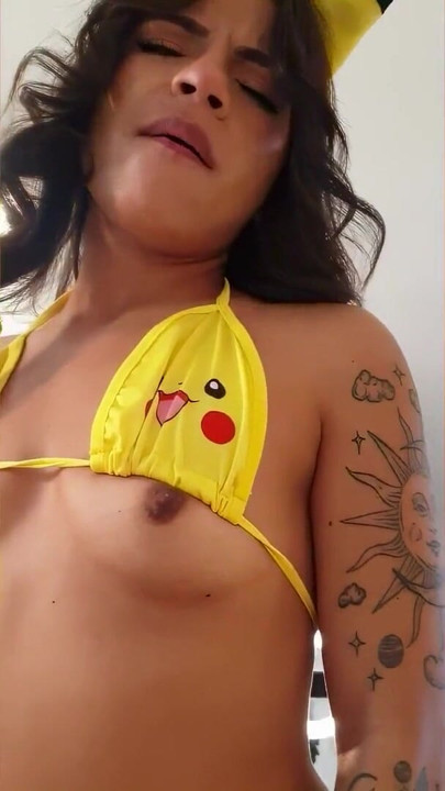 Michy perez pikachu cosplay oral seks ve amcık sikişi! Sevimli Mikachu luc berus bakış açısıyla emiyor ve sonra sikiliyor | Klip 1