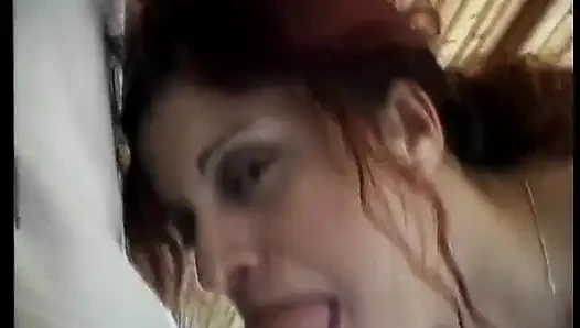 Azgın sürtük kızıl saçlı ev duvarlarının yanında ağzına boşalmak için susamış seviyor
