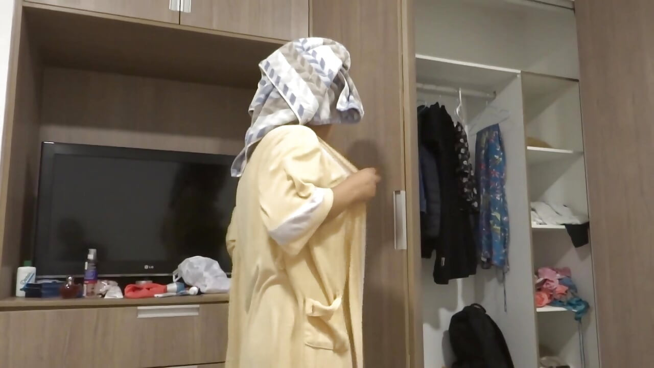 Üvey annem plajdan dönüyor, soyunuyor, işiyor, banyo yapıyor, mastürbasyon yapmamı izliyor