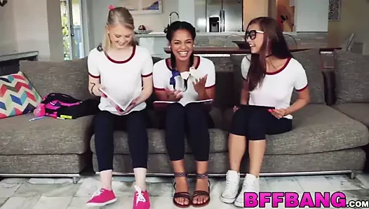 Harika minyon sürtükler devasa bir yarağı paylaşıyor bakış açısı