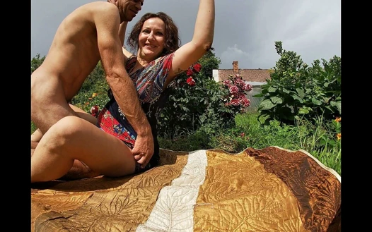 Bahçıvan ateşli karısını bahçede sikiyor